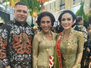 7 Potret Seleb Hadiri Pernikahan Anak Susi Pudjiastuti, KD Datang Pakai Becak 7 Potret Seleb Hadiri Pernikahan Anak Susi Pudjiastuti, KD Datang Pakai Becak
