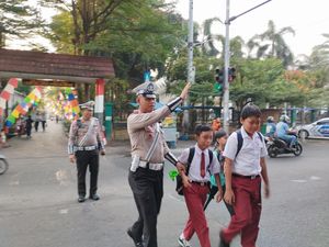 Tekan Angka Kecelakaan, Polisi Disiagakan Atur Lalin di 10 Sekolah Jaksel Tekan Angka Kecelakaan, Polisi Disiagakan Atur Lalin di 10 Sekolah Jaksel