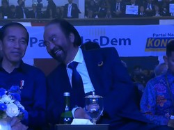 Jokowi Ungkit Momen Payungi Paloh: Karena Telalu Basah, Masuk Angin