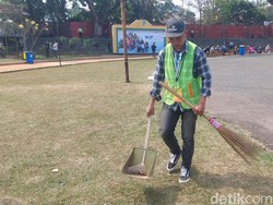 Relawan Turun Tangani Kebersihan di West Java Festival 2024