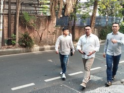 Kompak Berkemeja Putih, RK dan Suswono Sambangi Markas PSI