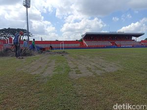 2 Laga Arema FC Tak Bisa Digelar di Stadion Soepriadi gegara Rumput 2 Laga Arema FC Tak Bisa Digelar di Stadion Soepriadi gegara Rumput