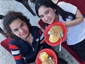 Selain Bermusik, Dul Jaelani Hobi Kulineran Bareng Tissa Biani Selain Bermusik, Dul Jaelani Hobi Kulineran Bareng Tissa Biani