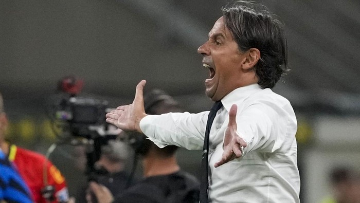 Inter Milans head coach Simone Inzaghi reacts during a Serie A soccer match between Inter Milan and Lecce, at the San Siro stadium in Milan, Italy, Saturday, Aug. 24, 2024. (AP Photo/Luca Bruno)