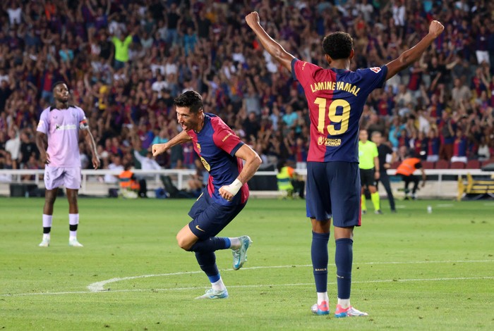 Soccer Football - LaLiga - FC Barcelona v Athletic Bilbao - Estadi Olimpic Lluis Companys, Barcelona, Spain - August 24, 2024 FC Barcelonas Robert Lewandowski celebrates scoring their second goal with Lamine Yamal REUTERS/Nacho Doce