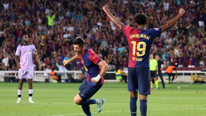 Soccer Football - LaLiga - FC Barcelona v Athletic Bilbao - Estadi Olimpic Lluis Companys, Barcelona, Spain - August 24, 2024 FC Barcelonas Robert Lewandowski celebrates scoring their second goal with Lamine Yamal REUTERS/Nacho Doce