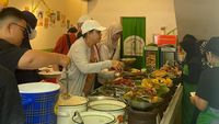Sri Mulyani Kulineran di Bintaro, Jajan Nasi Pecel dan Sayur Lodeh