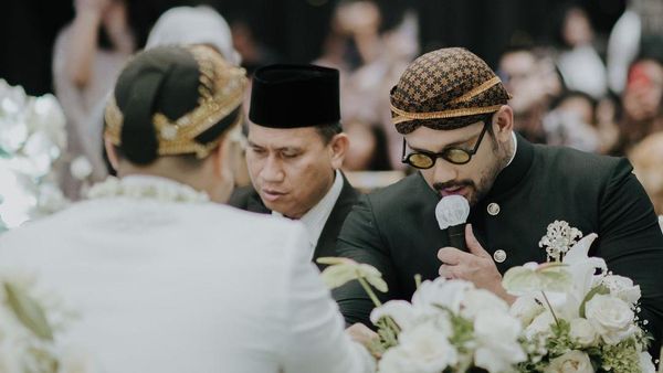 Potret Tora Sudiro Jadi Wali Nikah, Diminta Tahan Canda
