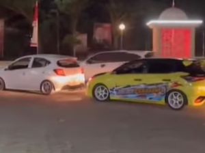 Viral Rombongan Komunitas Mobil Geber Knalpot Brong di Masjid Agung Jeneponto Viral Rombongan Komunitas Mobil Geber Knalpot Brong di Masjid Agung Jeneponto