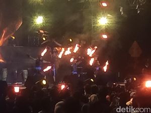 Nyala Api dari Fire Dance Terangi Malam WJF 2024