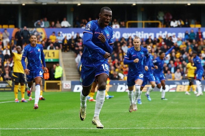 Soccer Football - Premier League - Wolverhampton Wanderers v Chelsea - Molineux Stadium, Wolverhampton, Britain - August 25, 2024 Chelseas Nicolas Jackson celebrates scoring their first goal REUTERS/Molly Darlington EDITORIAL USE ONLY. NO USE WITH UNAUTHORIZED AUDIO, VIDEO, DATA, FIXTURE LISTS, CLUB/LEAGUE LOGOS OR LIVE SERVICES. ONLINE IN-MATCH USE LIMITED TO 120 IMAGES, NO VIDEO EMULATION. NO USE IN BETTING, GAMES OR SINGLE CLUB/LEAGUE/PLAYER PUBLICATIONS. PLEASE CONTACT YOUR ACCOUNT REPRESENTATIVE FOR FURTHER DETAILS..
