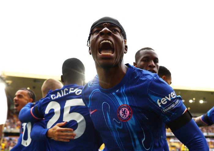 Soccer Football - Premier League - Wolverhampton Wanderers v Chelsea - Molineux Stadium, Wolverhampton, Britain - August 25, 2024 Chelseas Noni Madueke celebrates after Nicolas Jackson scored their first goal REUTERS/Molly Darlington EDITORIAL USE ONLY. NO USE WITH UNAUTHORIZED AUDIO, VIDEO, DATA, FIXTURE LISTS, CLUB/LEAGUE LOGOS OR LIVE SERVICES. ONLINE IN-MATCH USE LIMITED TO 120 IMAGES, NO VIDEO EMULATION. NO USE IN BETTING, GAMES OR SINGLE CLUB/LEAGUE/PLAYER PUBLICATIONS. PLEASE CONTACT YOUR ACCOUNT REPRESENTATIVE FOR FURTHER DETAILS..