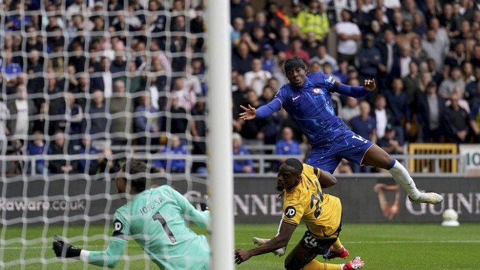 Wolves vs Chelsea Chelsea's Noni Madueke, top, scores during the English Premier League soccer match between Wolverhampton Wanderers and Chelsea at Molineux Stadium, Wolverhampton, England. Sunday Aug. 25, 2024. (Joe Giddens/PA via AP)