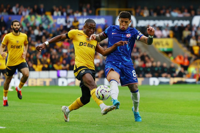 Soccer Football - Premier League - Wolverhampton Wanderers v Chelsea - Molineux Stadium, Wolverhampton, Britain - August 25, 2024 Wolverhampton Wanderers Jean-Ricner Bellegarde in action with Chelseas Enzo Fernandez REUTERS/Molly Darlington EDITORIAL USE ONLY. NO USE WITH UNAUTHORIZED AUDIO, VIDEO, DATA, FIXTURE LISTS, CLUB/LEAGUE LOGOS OR LIVE SERVICES. ONLINE IN-MATCH USE LIMITED TO 120 IMAGES, NO VIDEO EMULATION. NO USE IN BETTING, GAMES OR SINGLE CLUB/LEAGUE/PLAYER PUBLICATIONS. PLEASE CONTACT YOUR ACCOUNT REPRESENTATIVE FOR FURTHER DETAILS..