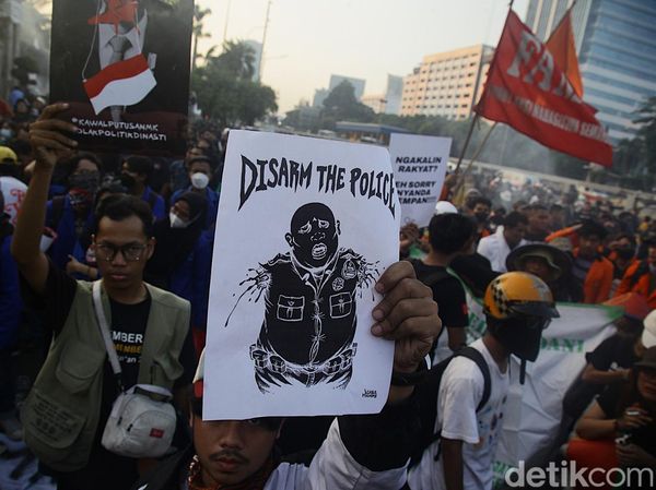 Aksi Mahasiswa Unjuk Rasa di Depan Gedung DPR