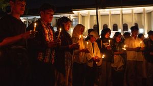 Aksi Nyala Lilin UGM, Prihatin Demokrasi Indonesia