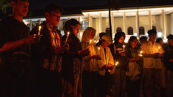 Aksi Nyala Lilin UGM, Prihatin Demokrasi Indonesia