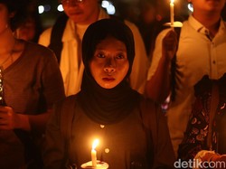 Prihatin Kondisi Demokrasi, Mahasiswa-Dosen UGM Nyalakan Lilin di Balairung