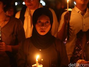 Prihatin Kondisi Demokrasi, Mahasiswa-Dosen UGM Nyalakan Lilin di Balairung Prihatin Kondisi Demokrasi, Mahasiswa-Dosen UGM Nyalakan Lilin di Balairung