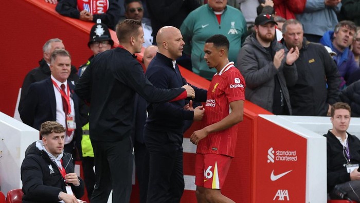 Soccer Football - Premier League - Liverpool v Brentford - Anfield, Liverpool, Britain - August 25, 2024 Liverpools Trent Alexander-Arnold shakes hands with manager Arne Slot after being substituted REUTERS/Phil Noble EDITORIAL USE ONLY. NO USE WITH UNAUTHORIZED AUDIO, VIDEO, DATA, FIXTURE LISTS, CLUB/LEAGUE LOGOS OR LIVE SERVICES. ONLINE IN-MATCH USE LIMITED TO 120 IMAGES, NO VIDEO EMULATION. NO USE IN BETTING, GAMES OR SINGLE CLUB/LEAGUE/PLAYER PUBLICATIONS. PLEASE CONTACT YOUR ACCOUNT REPRESENTATIVE FOR FURTHER DETAILS..
