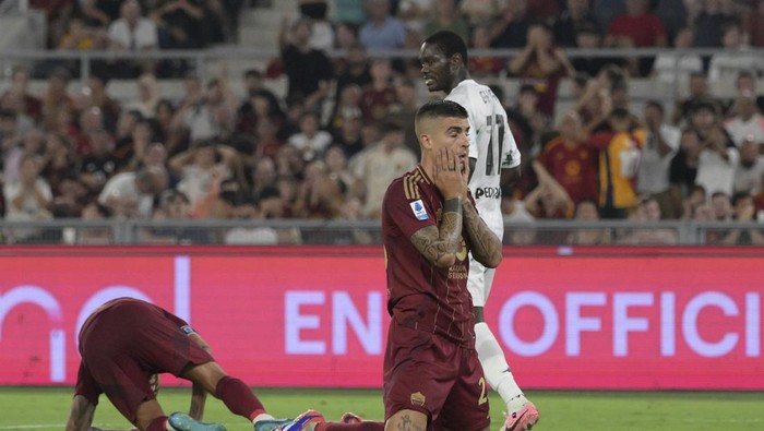 Romas Gianluca Mancinim reacts during the Italian Serie A soccer match between AS Roma and Empoli FC at the Olympic stadium, in Rome, Sunday, Aug. 25, 2024. (Fabrizio Corradetti/LaPresse via AP)