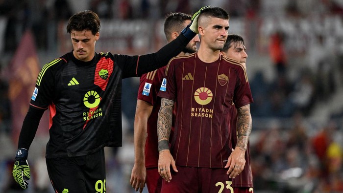 Soccer Football - Serie A - AS Roma v Empoli - Stadio Olimpico, Rome, Italy - August 25, 2024 AS Romas Mile Svilar and Gianluca Mancini look dejected after the match REUTERS/Alberto Lingria