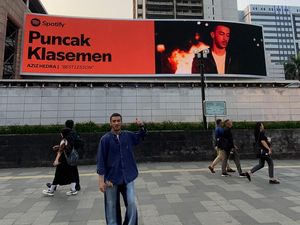 Aziz Hedra Pamer Wajah di Billboard, Jadi Cover Playlist Puncak Klasemen Spotify Aziz Hedra Pamer Wajah di Billboard, Jadi Cover Playlist Puncak Klasemen Spotify