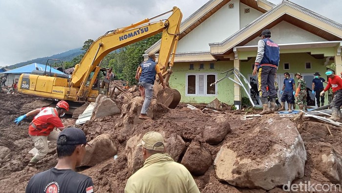 Banjir dan longsor menerjang daerah Kecamatan Pulau Ternate, Kota Ternate, Maluku Utara. Banjir dan longsor menerjang daerah Kecamatan Pulau Ternate, Kota Ternate, Maluku Utara.