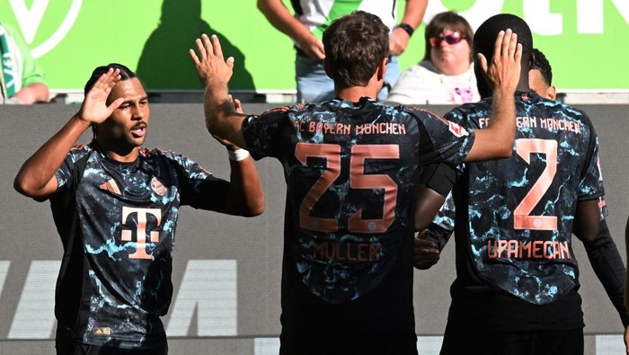 Soccer Football - Bundesliga - VfL Wolfsburg v Bayern Munich - Volkswagen Arena, Wolfsburg, Germany - August 25, 2024 Bayern Munichs Serge Gnabry celebrates scoring their third goal with teammates REUTERS/Carmen Jaspersen DFL REGULATIONS PROHIBIT ANY USE OF PHOTOGRAPHS AS IMAGE SEQUENCES AND/OR QUASI-VIDEO.