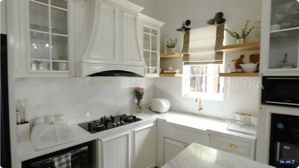 Estetik! Ini Dapur Natalie Sarah yang Benuansa Serba Putih
