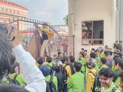 Demo Mahasiswa di Semarang Ricuh, Pagar Balai Kota Jebol Ditarik Pakai Tali