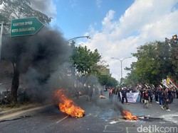 Ada Aksi Kawal Putusan MK di DPRD Solo, Jalan Adi Sucipto Sempat Ditutup