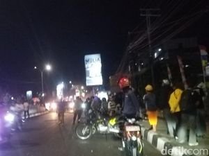 Polisi Bubarkan Massa Depan Kampus Bosowa-UMI Makassar, Lalin Kembali Normal Polisi Bubarkan Massa Depan Kampus Bosowa-UMI Makassar, Lalin Kembali Normal
