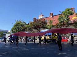 Puluhan Sopir Demo di  Kantor Gubernur Jatim, Bentangkan Bendera 1 Km