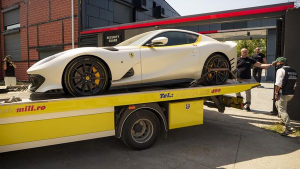 Deretan Mobil Mewah Disita dari Rumah Influencer Kontroversial Andrew Tate