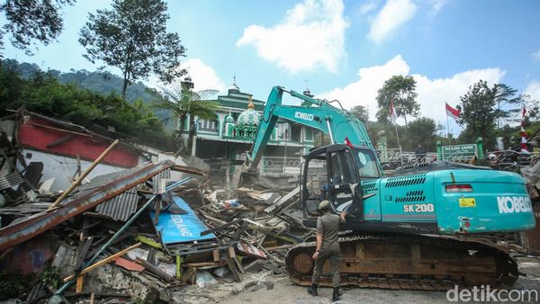 Detik-detik Pembongkaran Bangunan Liar Pedagang di Puncak