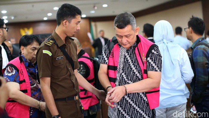 Dua Eks Direktur PT Timah Didakwa Terlibat Korupsi Penambangan Ilegal Rp 300 Triliun Dua mantan Direktur PT Timah Tbk didakwa terlibat urusan korupsi pengelolaan timah yang merugikan keuangan negara Rp 300 triliun. Kedua mantan Direktur PT Timah itu yakni Mochtar Riza Pahlevi Tabrani selaku Direktur Utama PT Timah Tbk periode 2016-2021 dan Emil Ermindra selaku Direktur Keuangan PT Timah Tbk periode 2016-2020.