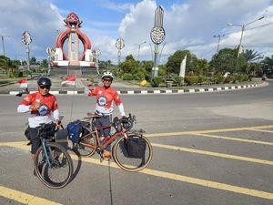 Rayakan HUT ke-79 RI, 2 Pesepeda Gowes dari Surabaya ke IKN