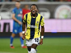 Senyum Fred dan Jose Mourinho