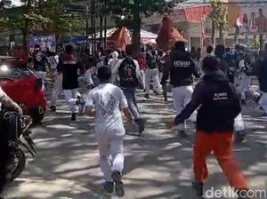 Tembakan Peringatan Bubarkan Aksi Siswa SMK Serang Sekolah di Cirebon Tembakan Peringatan Bubarkan Aksi Siswa SMK Serang Sekolah di Cirebon