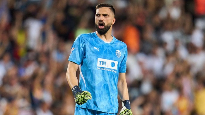 VALENCIA, SPAIN - AUGUST 17: Giorgi Mamardashvili of Valencia CF celebrates after teammate Hugo Duro (not pictured) scores his teams first goal during the La Liga match between Valencia CF and FC Barcelona at Estadio Mestalla on August 17, 2024 in Valencia, Spain. (Photo by Aitor Alcalde Colomer /Getty Images)
