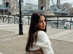 Potret Influencer Wanita Sering Pamer Bokong yang Tidak Proporsional Potret Influencer Wanita Sering Pamer Bokong yang Tidak Proporsional