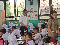 Heru Budi Tinjau Uji Coba Makan Bergizi Gratis di SDN Cipayung 04 Jaktim