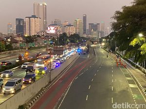 Massa Demo Masih Bertahan Malam Ini, Jalan Gatsu Depan DPR Ditutup Massa Demo Masih Bertahan Malam Ini, Jalan Gatsu Depan DPR Ditutup