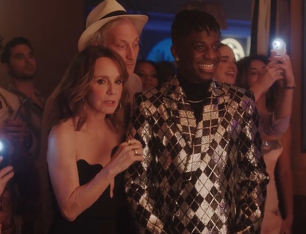 Jas Perak dengan Corak Hitam/Foto: Dok. netflix