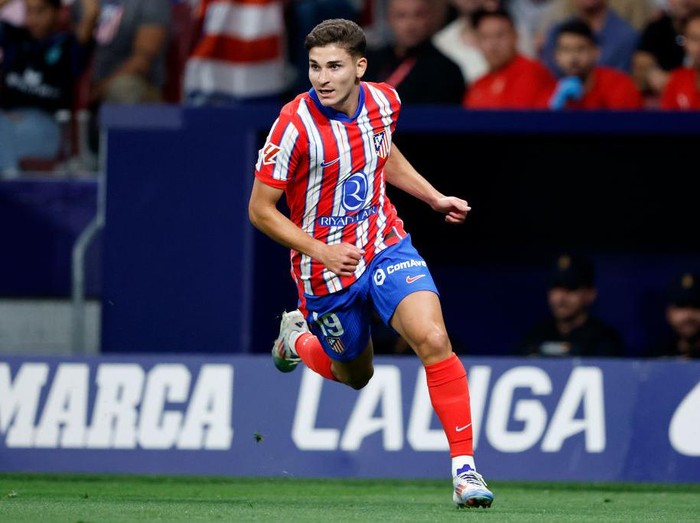 MADRID, SPAIN - AUGUST 25: Julian Alvarez of Atletico Madrid  during the LaLiga EA Sports  match between Atletico Madrid v Girona at the Estadio Civitas Metropolitano on August 25, 2024 in Madrid Spain (Photo by Rico Brouwer/Soccrates/Getty Images)