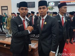Unik! Kembar Identik Dilantik Jadi Anggota DPRD Sampang