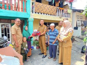 Korban Kebakaran di Palembang Terima Bantuan Pakaian-Perlengkapan Sekolah