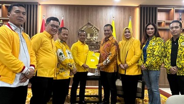 Bahlil Serahkan Rekomendasi Golkar untuk Iqbal-Dinda di Pilgub NTB