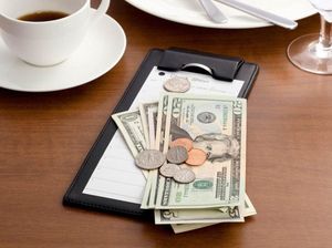 Kisruh Perkara Uang Tip, Dinyinyiri hingga Berakhir Dituntut Kisruh Perkara Uang Tip, Dinyinyiri hingga Berakhir Dituntut